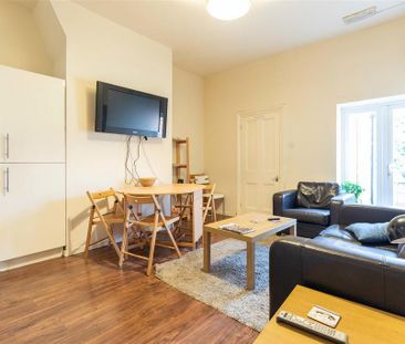 3 bedroom flat to rent - Photo 2