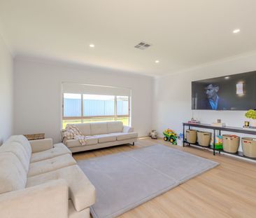 Stunning 3 Bedroom Home - Photo 3