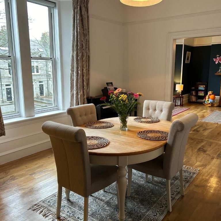 4 bedroom flat to rent - Photo 1