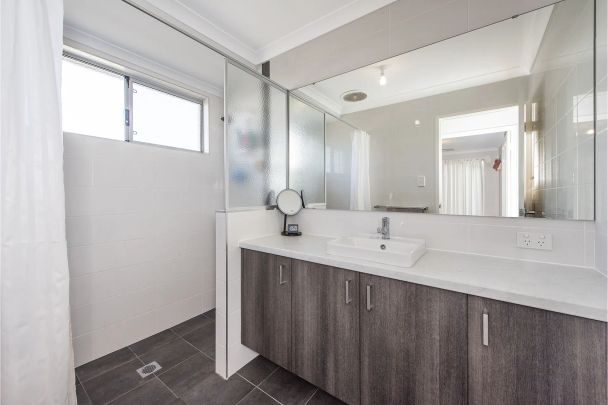 Stylish, Spacious & Seconds from the Sea - With Rear Roller-Door Access - Photo 1