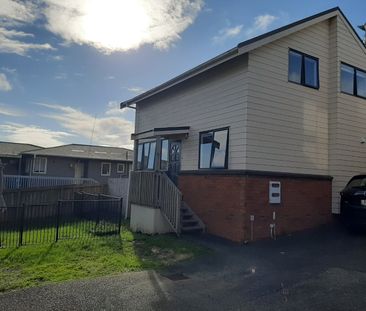 Spacious Family Home in Massey - Photo 1