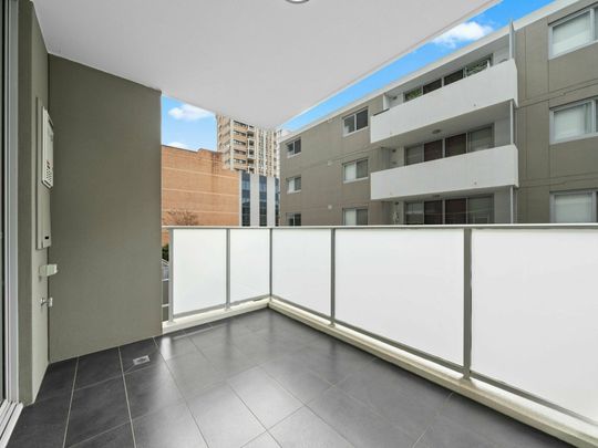 Modern & Conveniently Located Apartment! - Photo 1