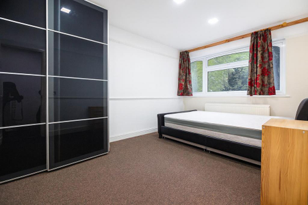 3 bedroom flat to rent - Photo 4