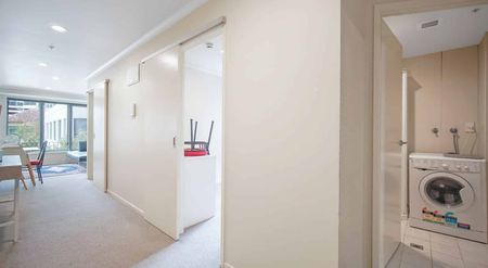 Centrally located 3 bedroom apartment available now - Photo 3