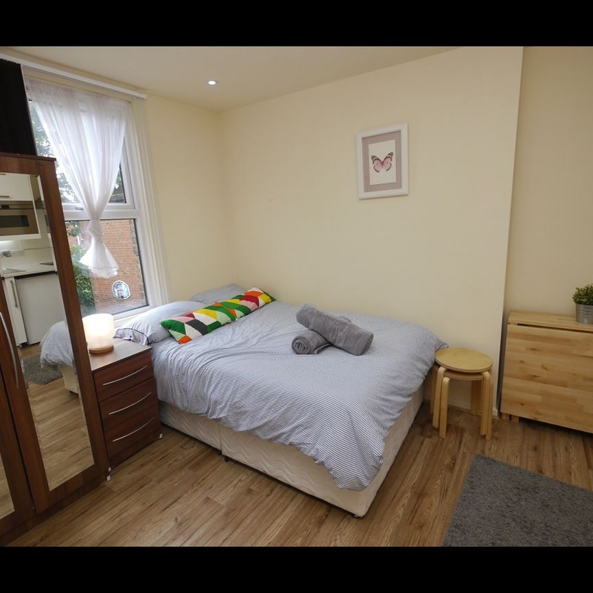 Studio Flat, Ash Grove, NW2 - Photo 2