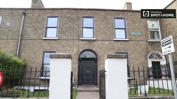 Bright room to rent in 9-bedroom house in Stoneybatter - Photo 1