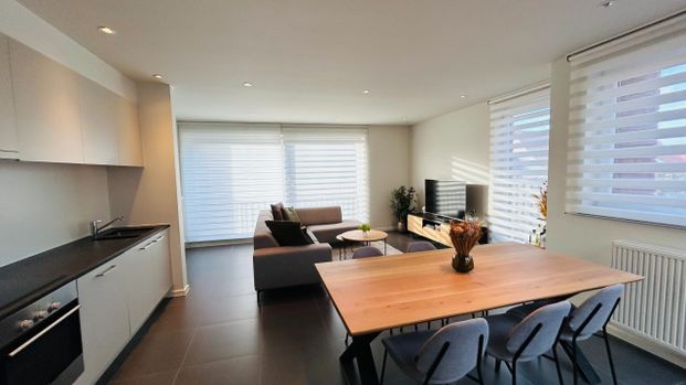 Prachtig en centraal gelegen appartement met 1 slaapkamer, terras en autostaanplaats - Foto 1