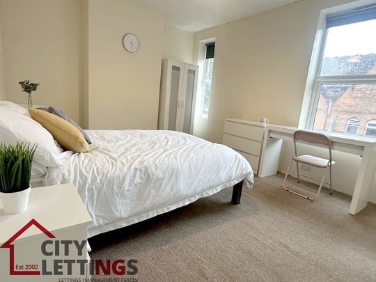 4 Bedroom Mid Terraced House - Photo 1