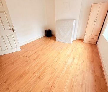 4 bedroom terraced house to rent - Photo 3