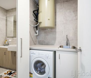 Stunning One Bedroom Apartment - Photo 4