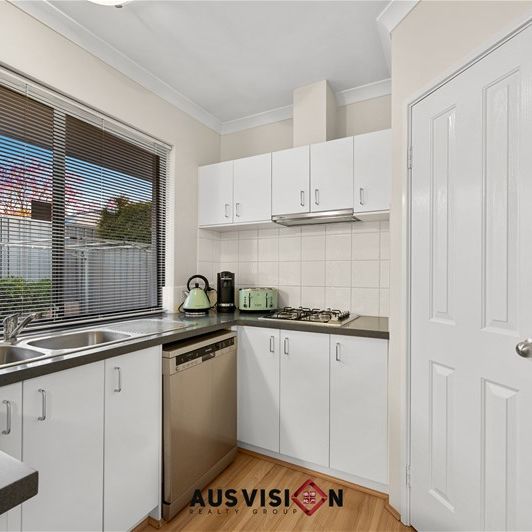 $950/w Fully Furnished charming home Redcliffe - Photo 1