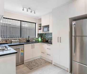 Near new in Papatoetoe - Photo 1