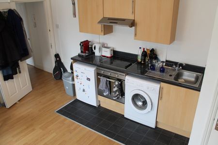 1 Bed Flat, Balham High Road, SW12 - Photo 5