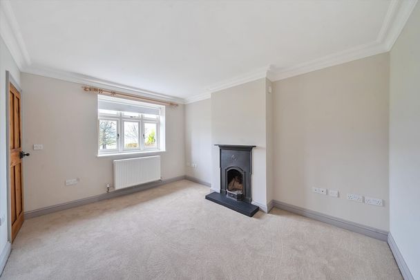 A charming two-bedroom cottage at the heart of the Gorhambury Estate with exquisite parkland views. - Photo 1