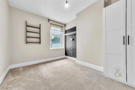 3 Bedroom House - Mid Terrace - Photo 3