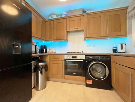 2 bedroom Flat to rent - Photo 3