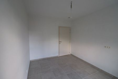 Een energiezuinig nieuwbouwappartement op het gelijkvloers met 2 slaapkamers, terras, autostaanplaats en kelderberging. - Photo 2