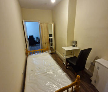 1 bedroom in a flat share to rent - Photo 2