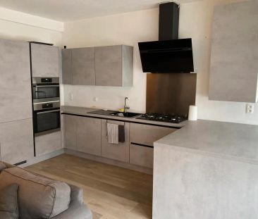 SCHELLEBELLE - Gelijkvloers appartement met tuintje. - Photo 5