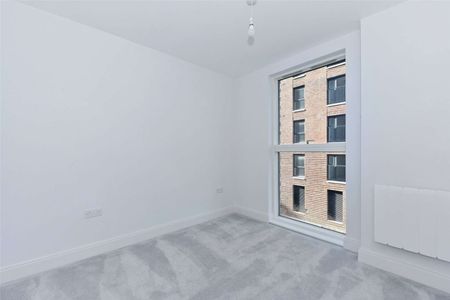 A modern and unfurnished two bedroom apartment in the Horlicks Quarter by Berkeley Homes development in Slough. - Photo 5