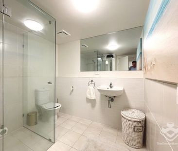 Fully Furnished 1-Bedroom Apartment in the Heart of South Brisbane - Photo 2