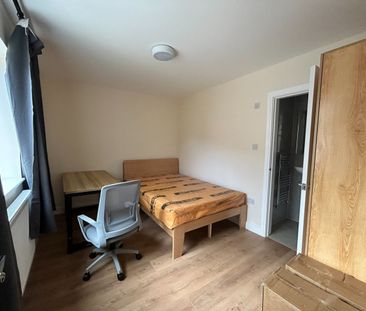 Room in a Shared House, Meadowside, SE9 - Photo 2