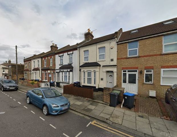 Studio Flat, Cornwall Road, N18 - Photo 1