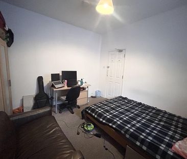 Room in a Shared House, Bellevue Road, SO15 - Photo 3