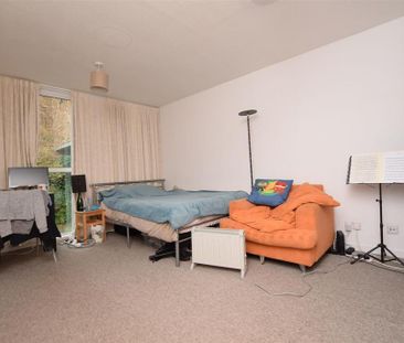 4 bedroom end of terrace house to rent - Photo 1