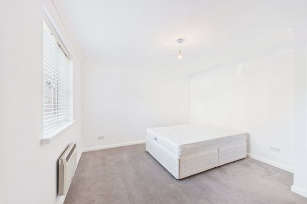1 bedroom Flat in Worcester Gardens, Slough - Photo 1