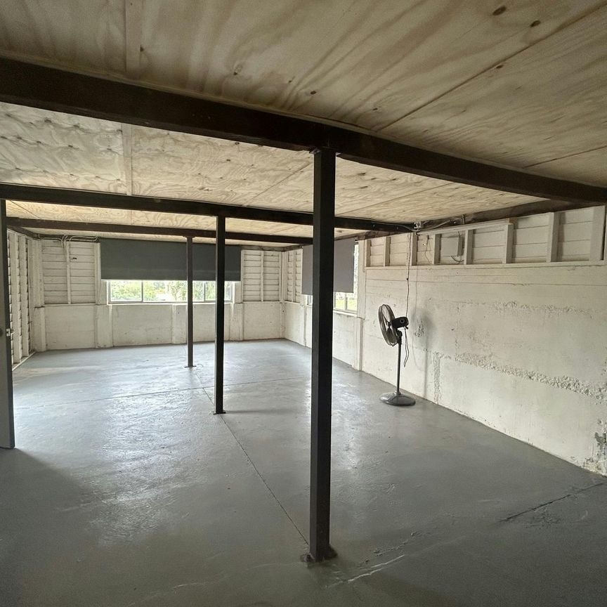 HIDDEN GEM IN SOUTH GLADSTONE WITH OCEAN VIEW - Photo 1