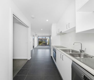 Modern One Bedroom Apartment With Separate Study - Photo 1