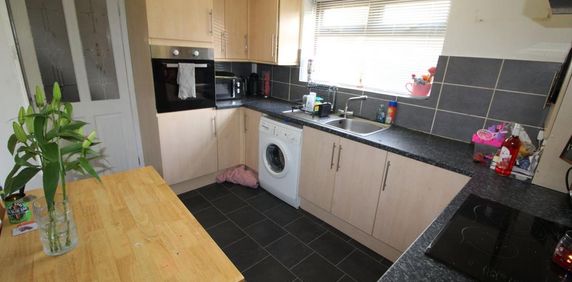 2 bedroom semi-detached house to rent - Photo 2