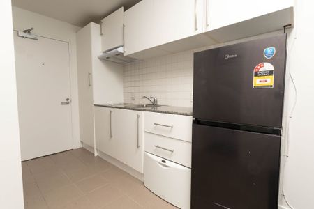 Sunny One Bedroom Apartment with Large Balcony - Photo 4