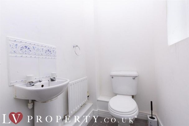 4 bedroom end of terrace house to rent - Photo 1
