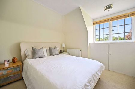 This spacious six be droom family home is neutrally decorated throughout and located in the sought after Moor Park private estate. - Photo 4