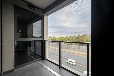 Chic Inner-City Living in Parkville - Photo 4