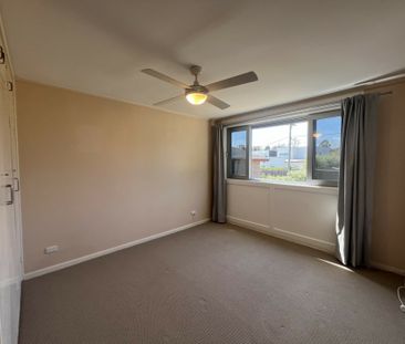 114 Hopetoun Circuit, Yarralumla ACT, Belconnen - Photo 6