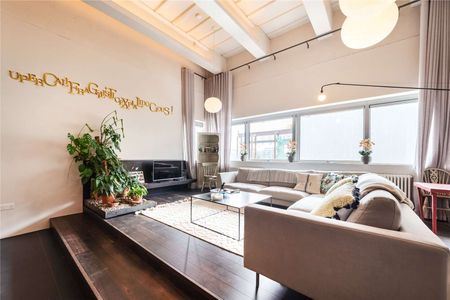 A spectacular 926sq ft one bedroom apartment in this exclusive converted commercial premises. - Photo 3