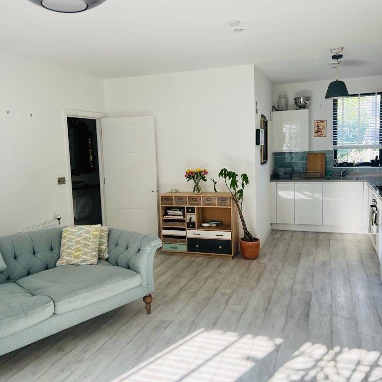 2 Bed Terraced House, Tryon Crescent, E9 - Photo 1