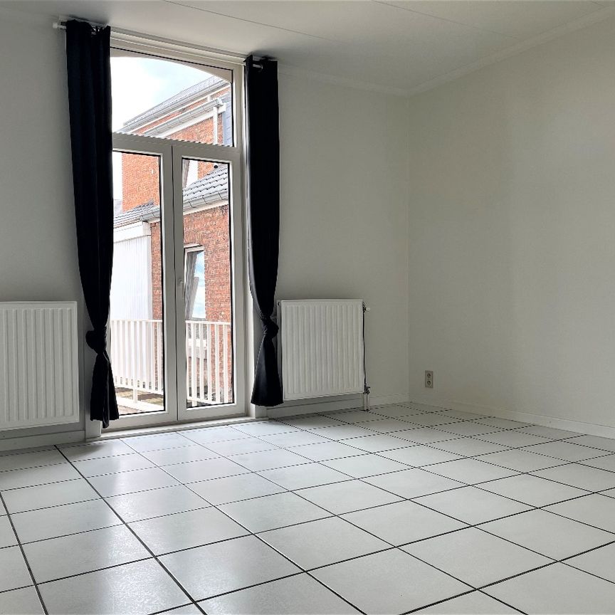 Ruim tweeslaapkamer-appartement met terras in het centrum - Photo 1