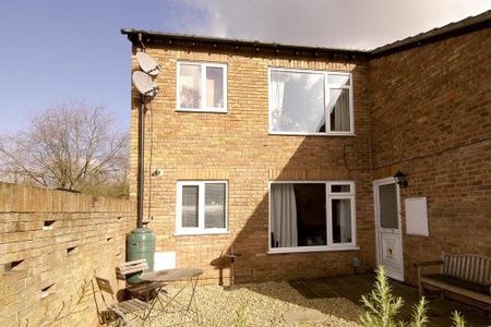2 bedroom maisonette to rent - Photo 2