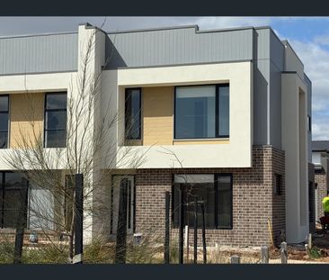2/4 Lorraine Court, Hillside, Vic 3037 - Photo 1