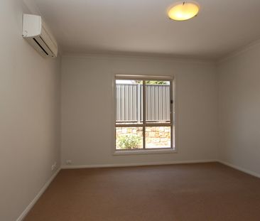 ELEGANT TOWNHOUSE, GREAT LOCATION! - Photo 2