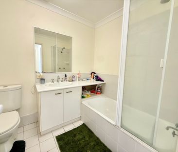 Spacious 3 Bedrooms Townhouse in a very convenient location - Photo 5