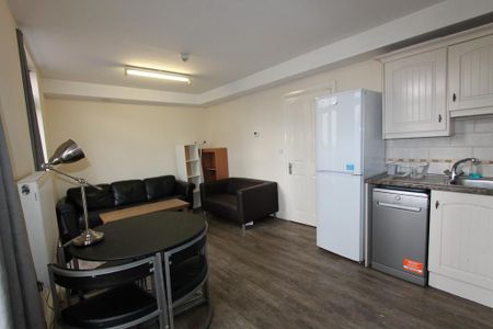 4 bedroom flat to rent - Photo 3
