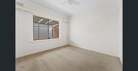 Freshly painted beachside unit with rear yard & 3rd room! - Photo 4