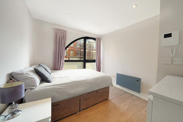 Studio to rent - Photo 1