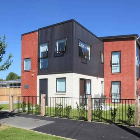 Upstairs Studio Room in Glenview - RENT REBATED FOR 4 WEEKS - Photo 3