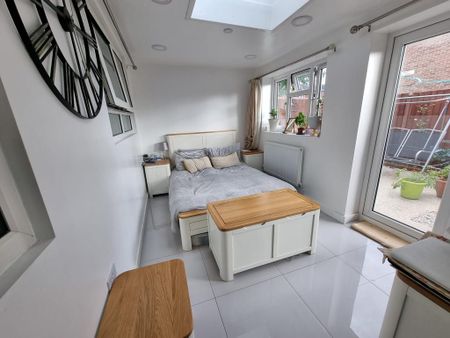 4 bedroom end of terrace house to rent - Photo 4